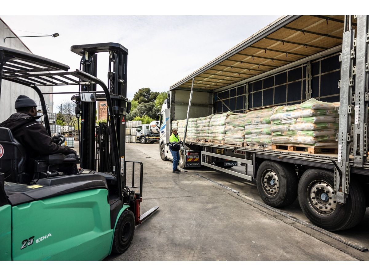 Euro-Zone Private Sector Unexpectedly Shrinks as Services Slump?