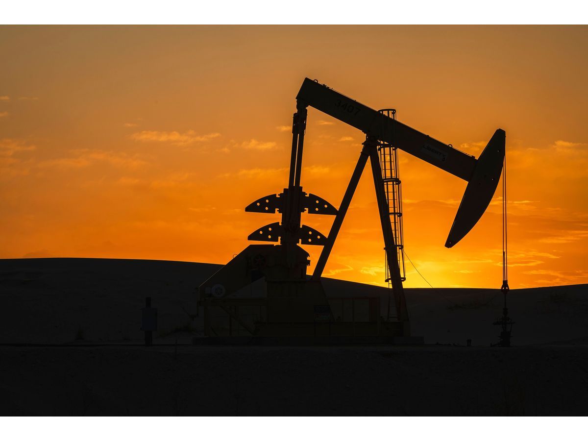 Oil Rises After Biggest Drop Since 2020 as Hormuz Stays Blocked