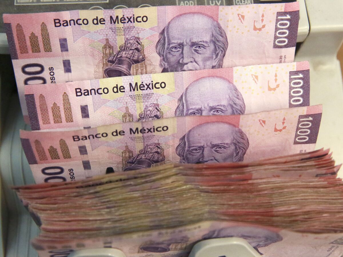 Mexico’s banks handed out millions of cards that nobody wants