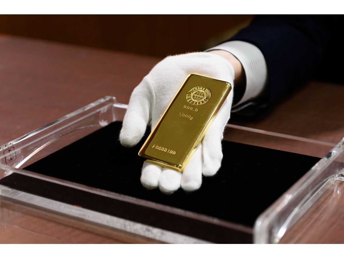 An employee holds a one-kilogram gold bar for a photograph at a Tanaka Holdings Co. store in Tokyo, Japan, on Thursday, Feb. 21, 2019. Gold had a bullish start in 2019, rallying to a 10-month high in February amid worries about the U.S.-China trade war and bets the U.S. Federal Reserve may not raise interest rates this year. However, the momentum has fizzled as risks from the trade dispute abate.