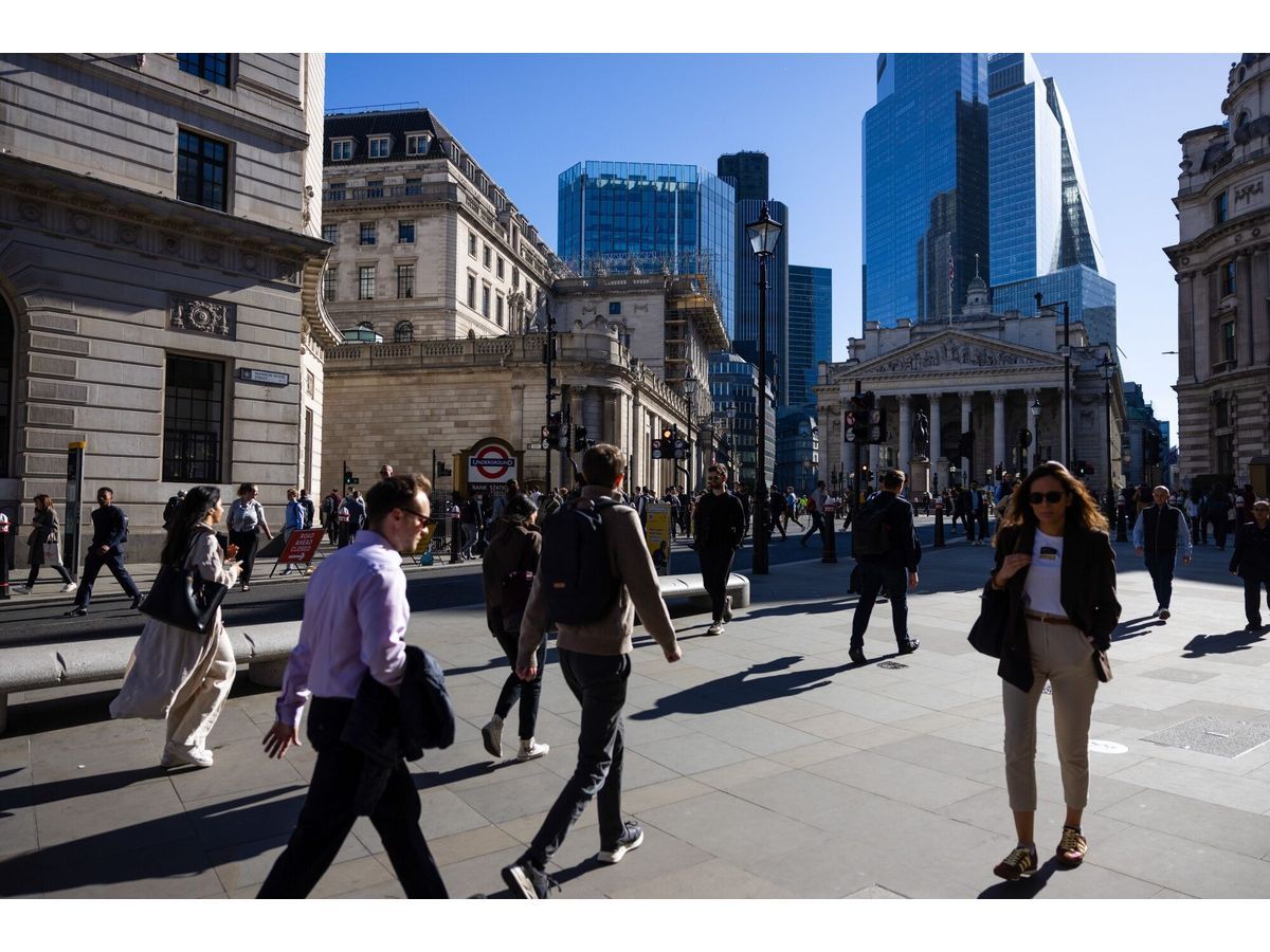Commuters near the Bank of England in the City of London, UK, on Thursday, April 30, 2026. The Bank of England is likely to keep interest rates on hold on Thursday as policymakers play for time amid the febrile standoff between the US and Iran.