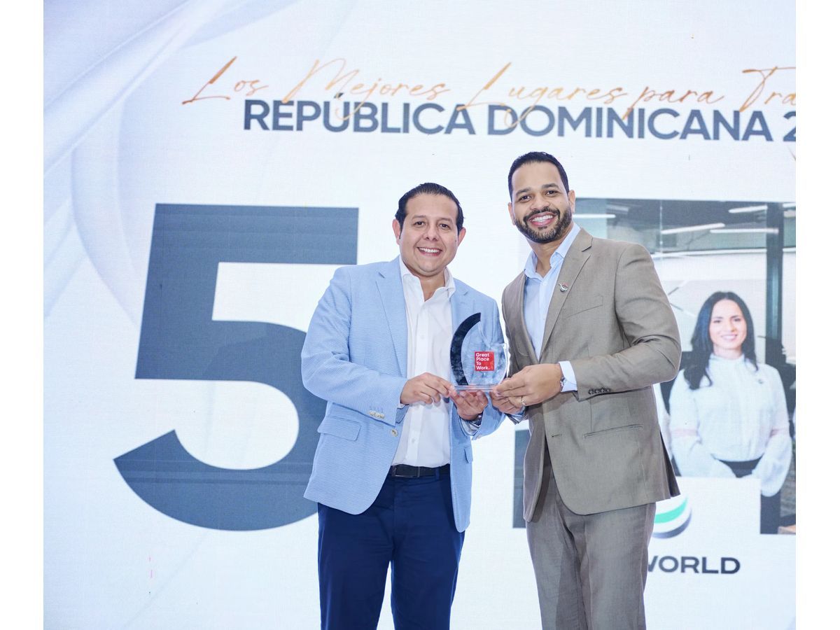 DP World team members receive the Great Place to Work® recognition after being named among the Top 5 Best Workplaces in the Dominican Republic.