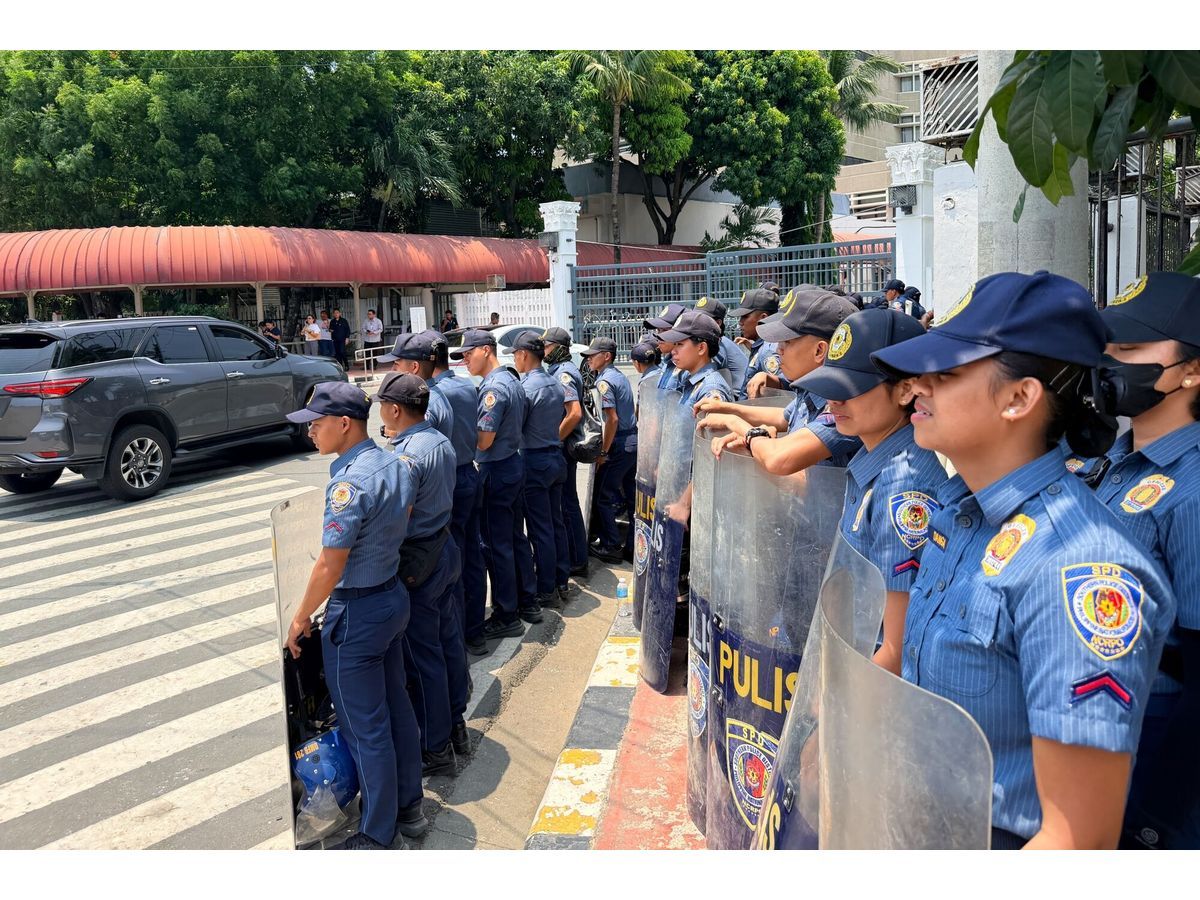 Holed-Up Philippine Senator Courts Support Over Police Standoff? — GLOBAL — ERYU PROJECT