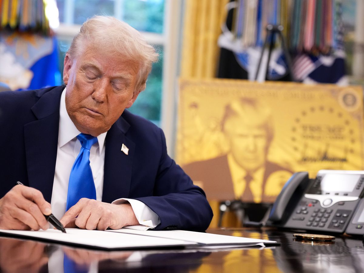 President Donald Trump signs an executive order in the Oval Office at the White House on September 19, 2025 in Washington, DC.
