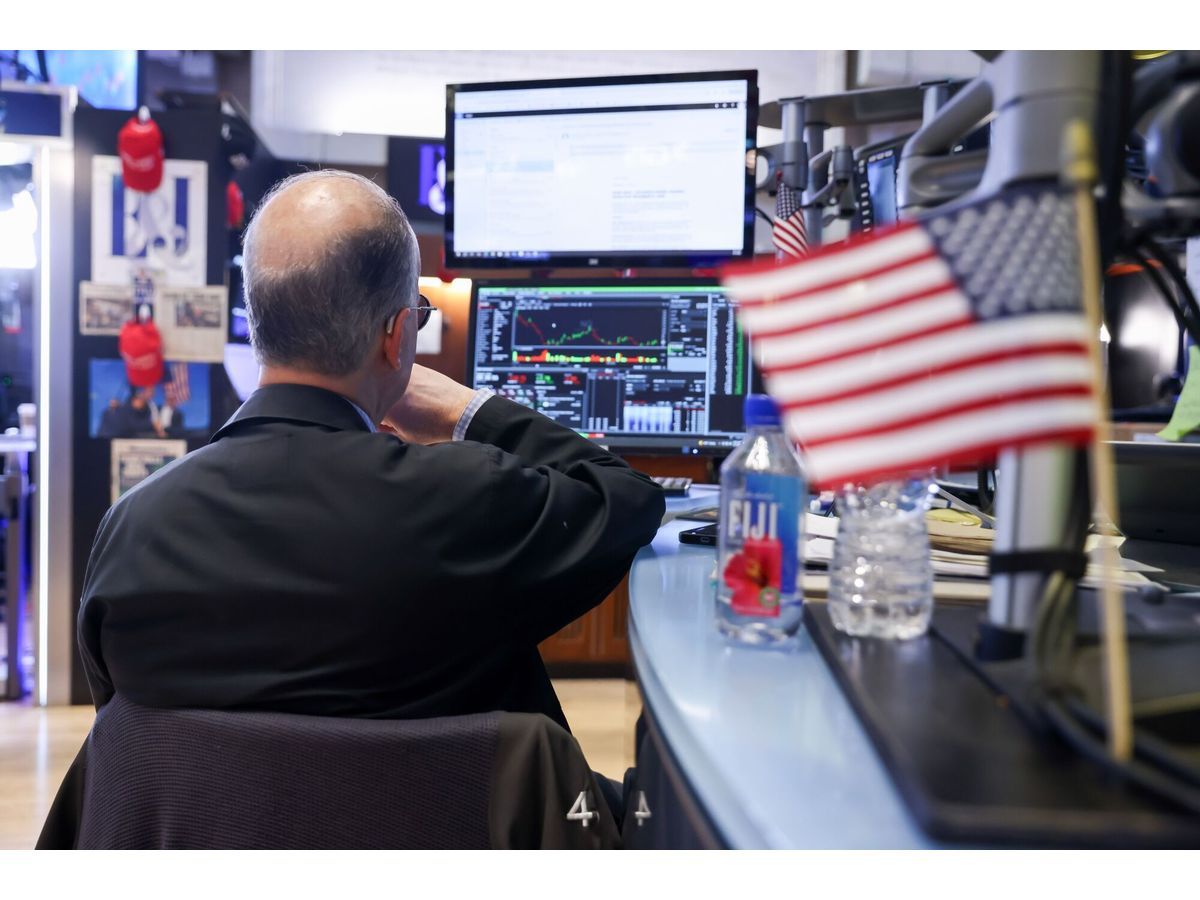 A trader works on the floor at the New York Stock Exchange (NYSE) in New York, US, on Monday, June 1, 2026. A renewed rally in oil drove bonds lower while stocks fluctuated as a report that Iran will halt talks with the US cast doubt on a ceasefire renewal.
