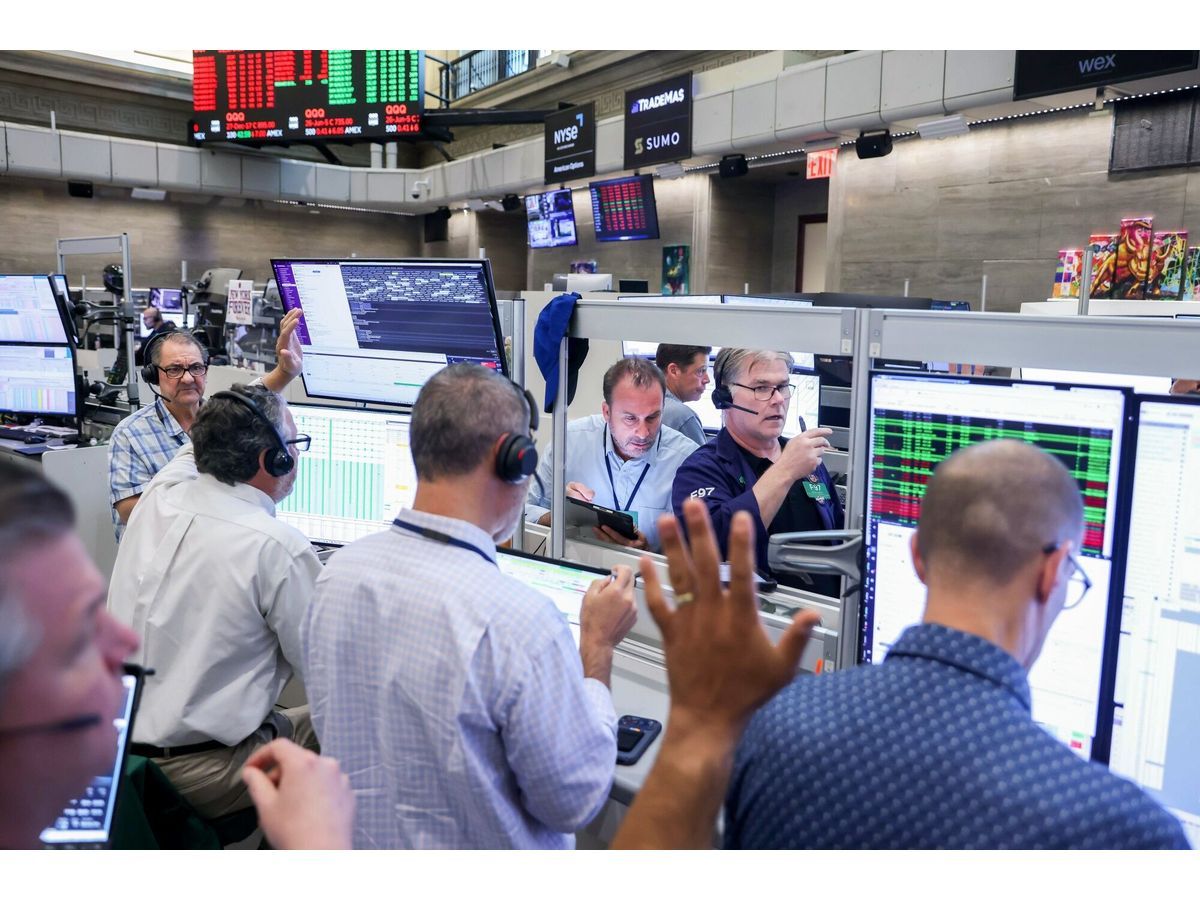 Traders work on the floor of the American Stock Exchange (AMEX) at the New York Stock Exchange (NYSE) in New York, US, on Friday, June 5, 2026. Wall Street's historic weekly run is poised to come to a halt, with stocks and bonds falling after a solid jobs report added to speculation the Federal Reserve's next interest-rate move will be a hike.
