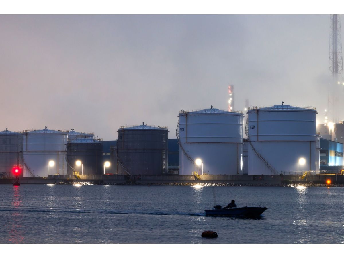 Oil Rises as US and Iran Set to Halt Attacks Following Flare-Up