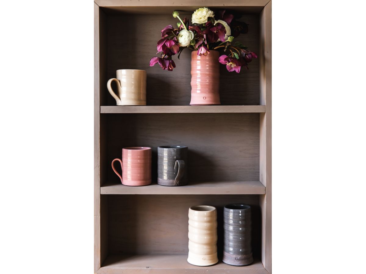 Benjamin Moore and Farmhouse Pottery create an exclusive ceramics collection inspired by the stylish sophistication of Colour Trends 2026. The collection features two handcrafted pieces that are available in Silhouette AF-655, Southwest Pottery 048 and Sherwood Tan 1054.
