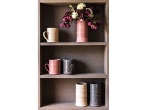 Benjamin Moore and Farmhouse Pottery create an exclusive ceramics collection inspired by the stylish sophistication of Colour Trends 2026. The collection features two handcrafted pieces that are available in Silhouette AF-655, Southwest Pottery 048 and Sherwood Tan 1054.