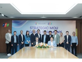 Representatives of FPT and Microsoft at the signing ceremony, formalizing an expanded strategic collaboration to advance AI Frontier innovation across Asia