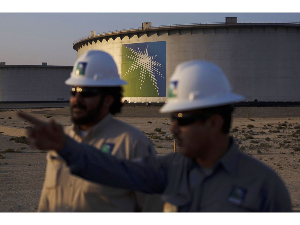 Saudis Slash Main Oil Price to Rare Discount as Market Dives