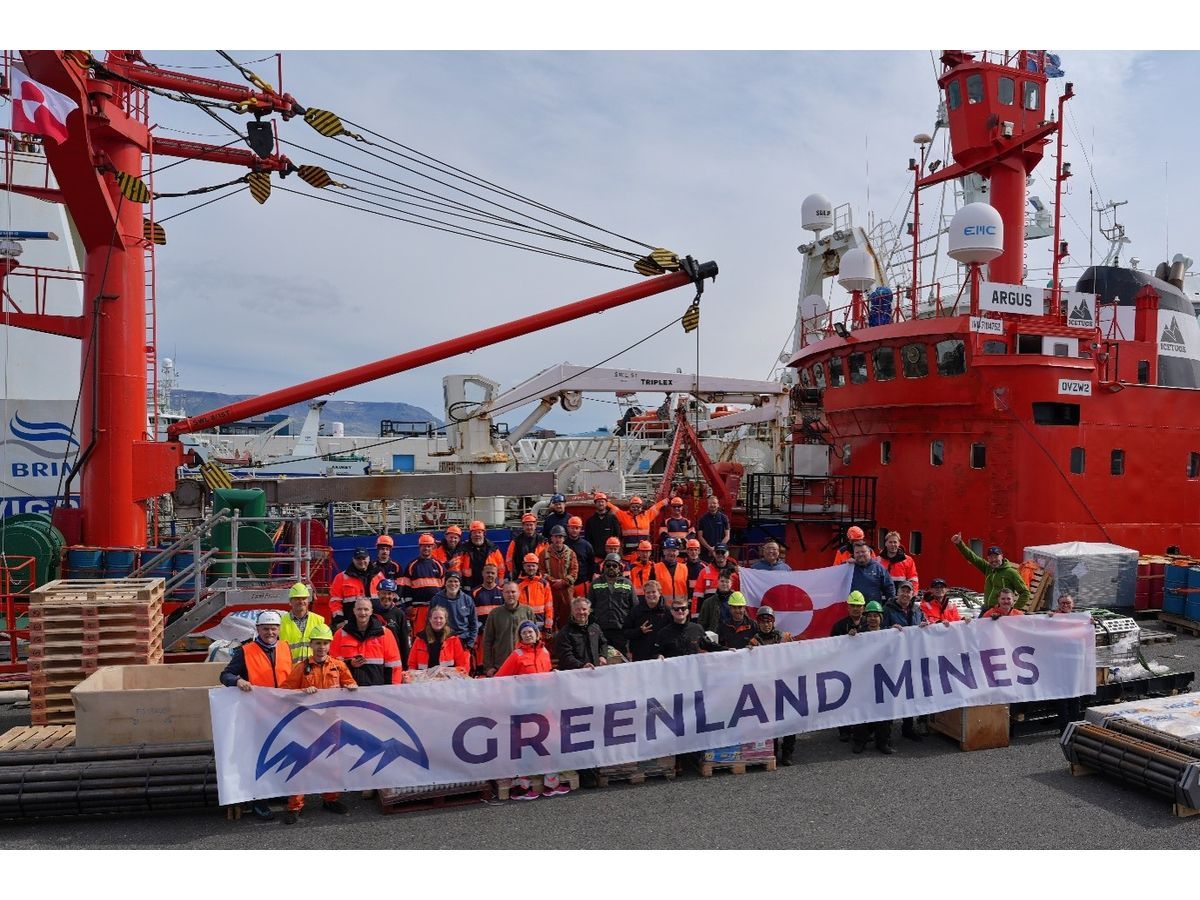The entire crew at departure for the Skaergaard in front of Argus. Photo by Stüker Foto & Video.