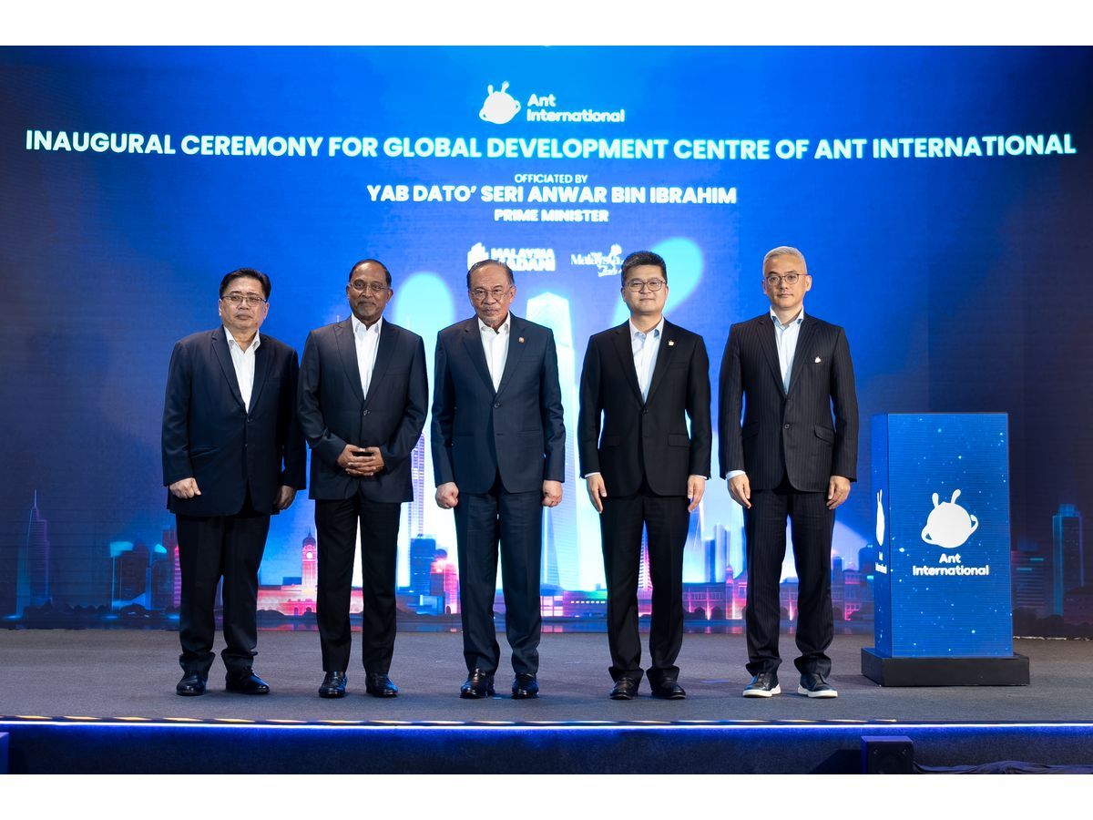  Datuk Fabian Bigar, Secretary General to Ministry of Digital, YB Senator Dato' Seri DiRaja Dr. Zambry bin Abd Kadir, Minister of Higher Education, YAB Dato' Seri Anwar Bin Ibrahim, Prime Minister of Malaysia, Cyril Han, CEO of Ant Group, Peng Yang, CEO of Ant International