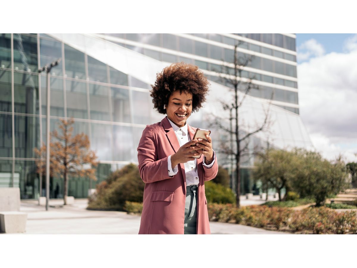 A modern professional stays securely connected on the go. According to Holafly for Business, 81.3% of travellers report a positive impact on productivity when using a corporate eSIM. Today, business travel is about carrying your entire working environment with you.