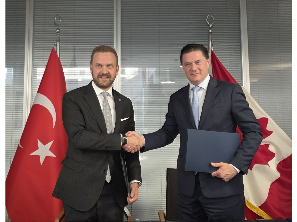 Alikaan Çiftçi, President of the Nuclear Industry Association of Türkiye, and Rogerio Tippe, Chief Operating Officer of Portland Holdings Investco Limited, sign MOU during Nuclear Power Plants and Energy Summit in Istanbul in July 2026.