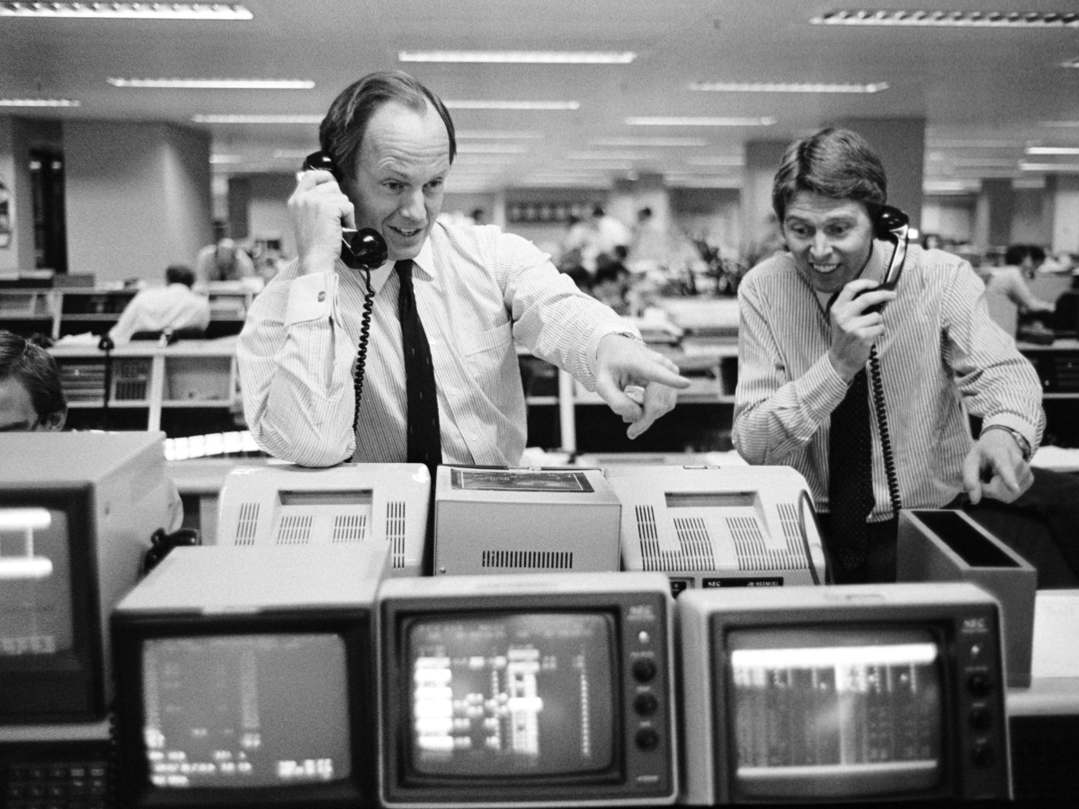 Stockbrokers trading in the gilts dealing room at Greenwell Montagu in the City of London, UK, on Friday, October 30, 1987