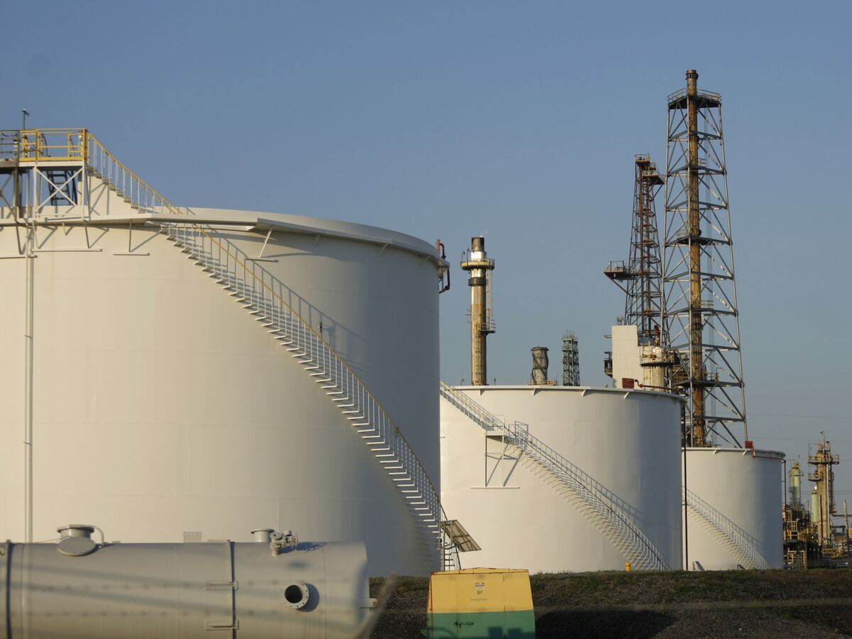 U.S. oil refiners face import squeeze from biggest foreign seller