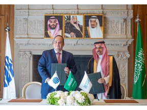 H.H. Prince Faisal bin Farhan Al Saud, Minister of Foreign Affairs of the Kingdom of Saudi Arabia, and Dimitri S. Kerkentzes, Secretary General of the BIE, at the ceremony.