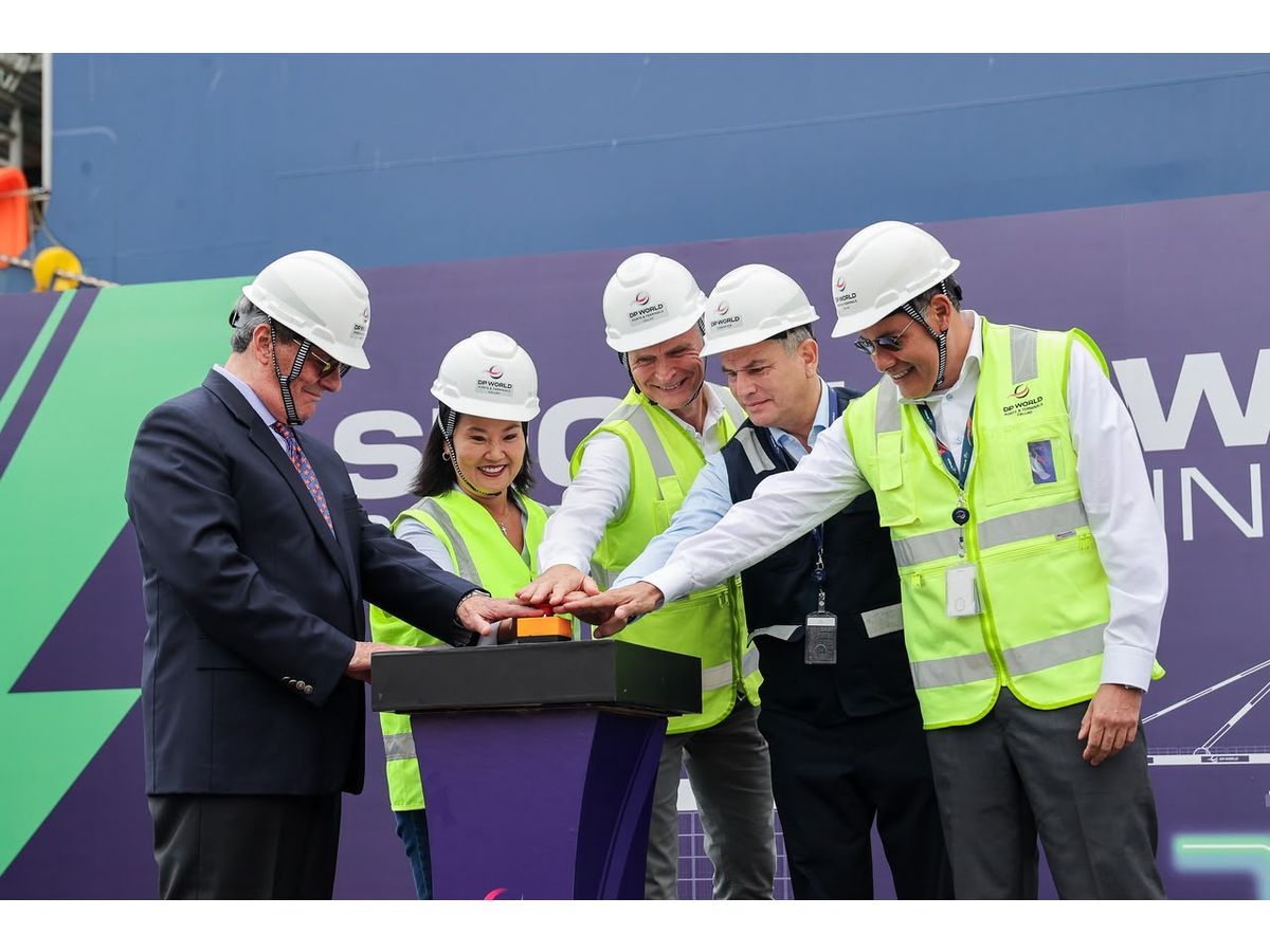 The President of Peru, the Minister of Transport and Communications of Peru, Peruvian Port Authority representative, and members of DP World's local and global leadership teams mark the inauguration of Latin America's first shore power system at the Port of Callao.