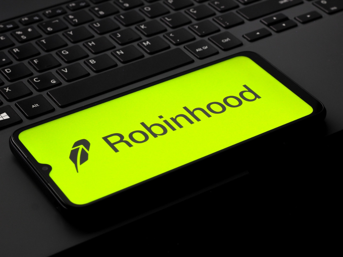 Robinhood's Tokenized Stocks Fuel $440M Memecoin Frenzy on Its Blockchain
