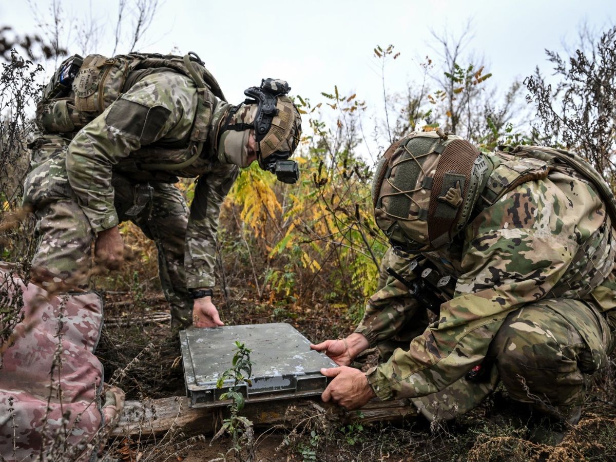 Soldiers from a separate task rifle battalion of the National Police of Ukraine in the Zaporizhzhia region set up a Starlink satellite communication terminal at a combat position in the Donetsk region, Ukraine, October 16, 2026.