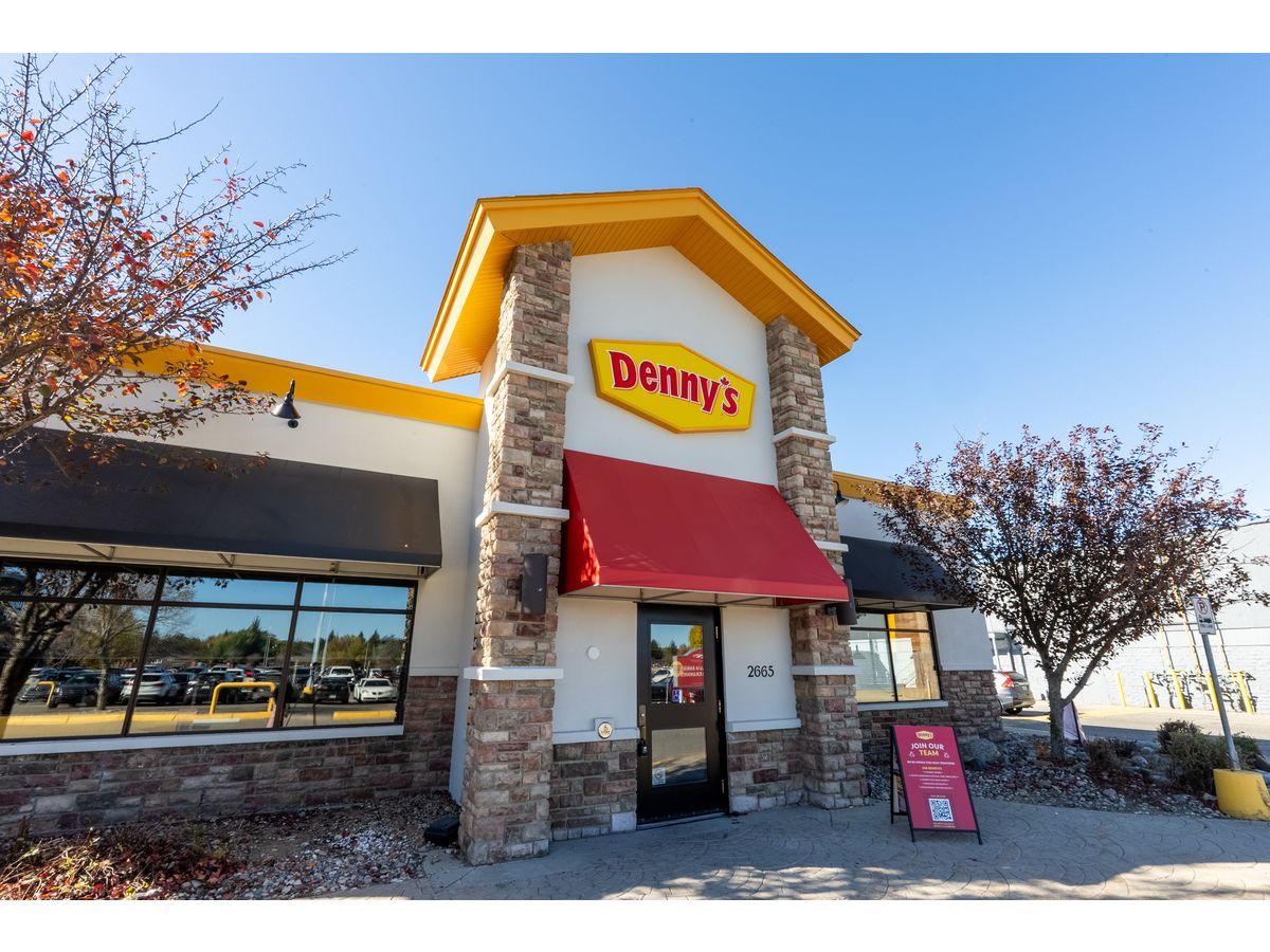 Denny's Southland Mall (Regina) Exterior