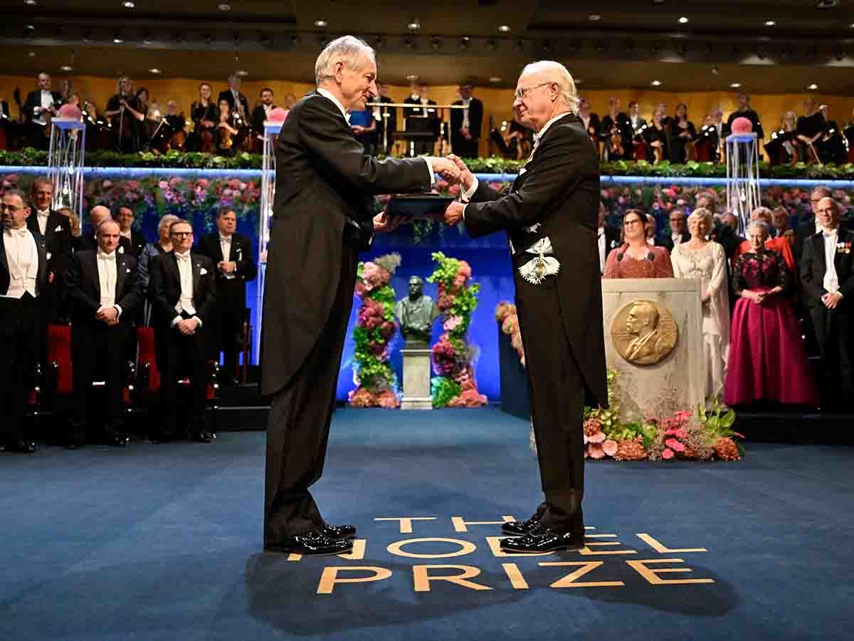 Geoffrey Hinton received the Nobel Prize in Pysics