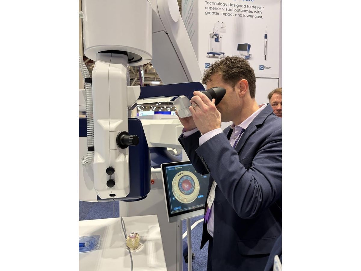 Seth Pantanelli, MD, tests IQ-SurgiView at the IQity and Sightpath Medical booth during AAO 2026 in New Orleans. The screen shows the live view of the model eye under the Floating Eyebox.