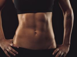 Not having visible abs doesn’t mean someone is unfit or weak. woman with abs