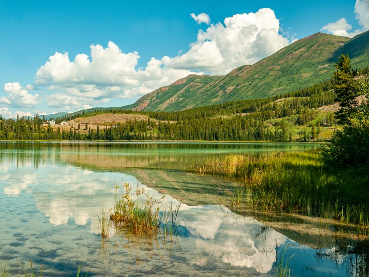  Before hiking to the Emerald Lake, Yukon, travellers must self-isolate for 14 days.