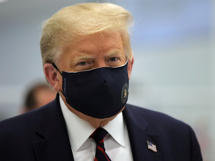  U.S. President Donald Trump wears a protective face mask during a tour of the Fujifilm Diosynth Biotechnologies’ Innovation Center, a pharmaceutical manufacturing plant where components for a potential coronavirus disease (COVID-19) vaccine candidate are being developed, in Morrisville, North Carolina, U.S., July 27, 2020. Picture taken July 27, 2020.