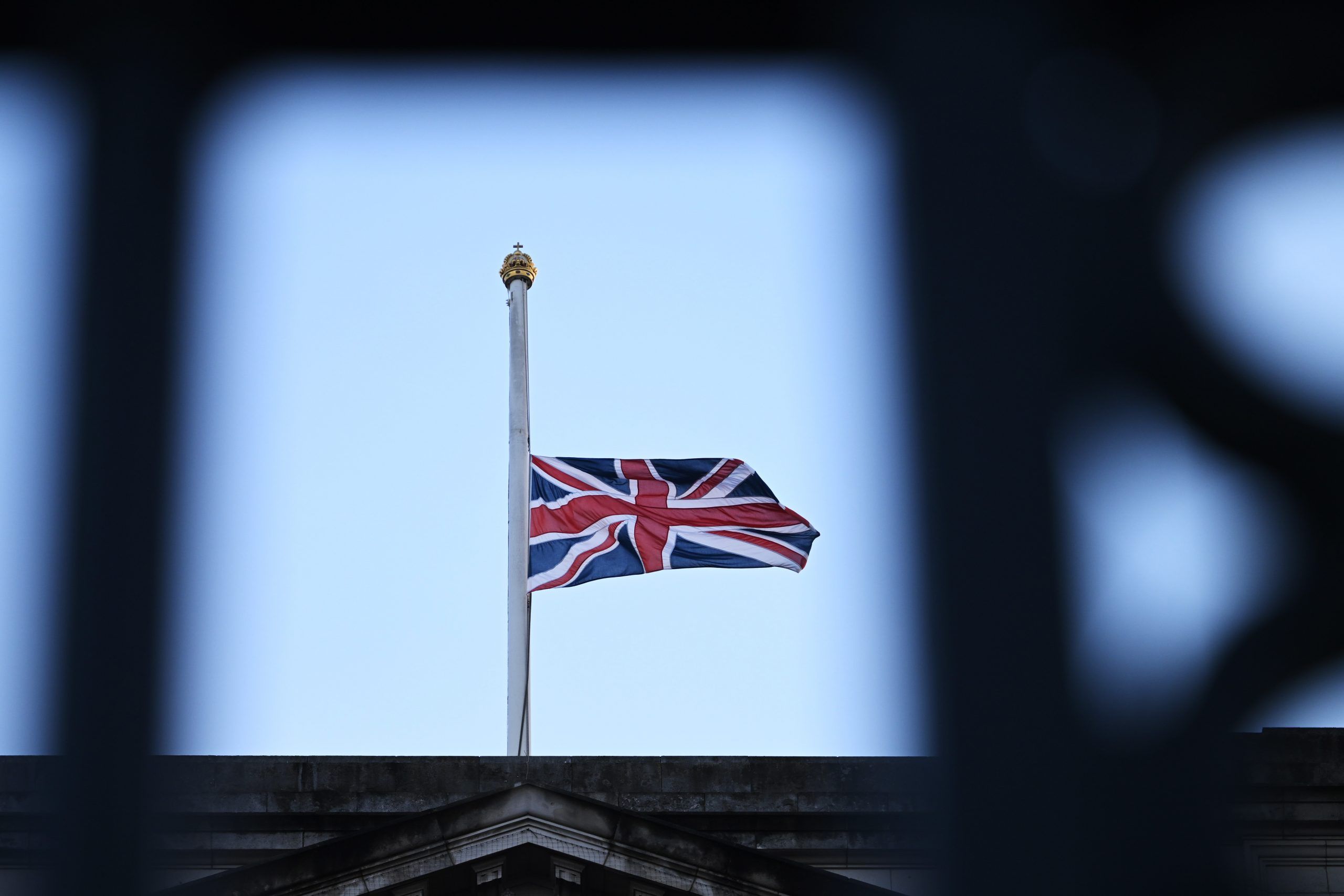 LONDON, ENGLAND - SEPTEMBER 08: The Union Flag flies at half mast at Buckingham Palace in honour of Queen Elizabeth II who died this afternoon on September 8, 2022 in London, England. (Photo by Leon Neal/Getty Images)