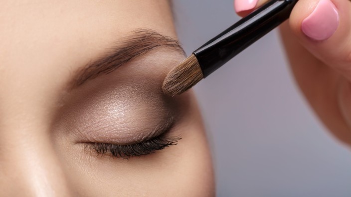 How to wear eye makeup safely
