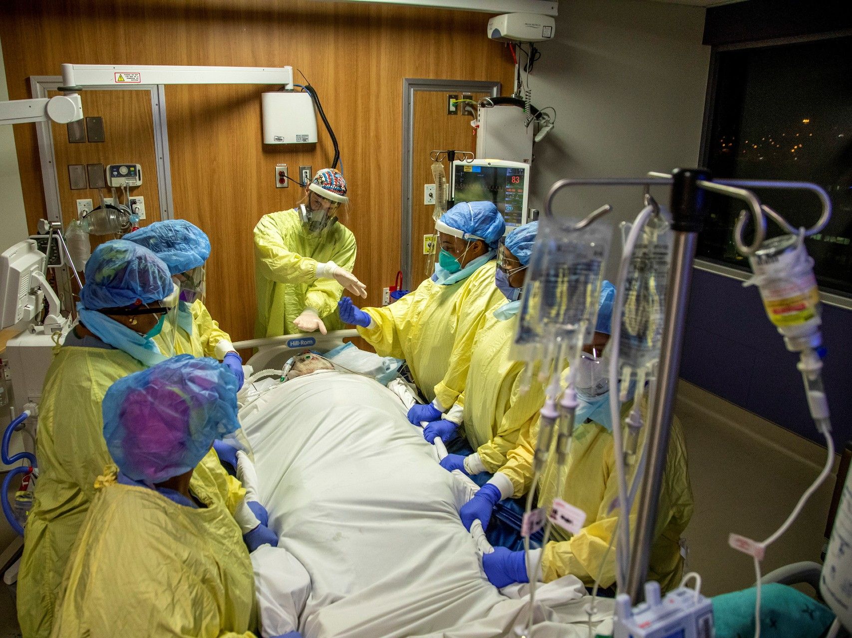 A respiratory therapist and six nurses prepare to prone a coronavirus disease at the intensive care unit of Humber River Hospital in Toronto. CARLOS OSORIO / REUTERS