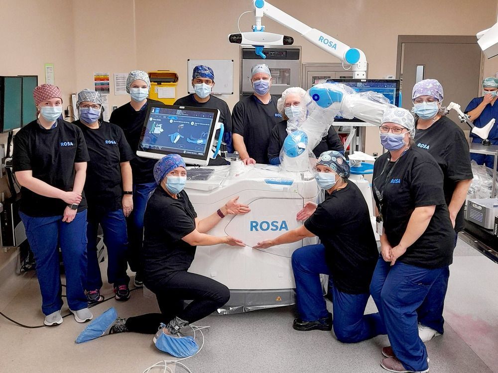 EASTERN ONTARIO FIRST The OR surgical team at the Perth and Smiths Falls District Hospital poses with ROSA, a robotic surgical assistant for knee replacements.