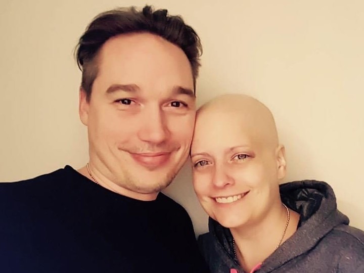  Brooke Robinson and her husband Dave Yasvinski in December 2016, after Robinson underwent a stem cell transplant. (SUPPLIED)