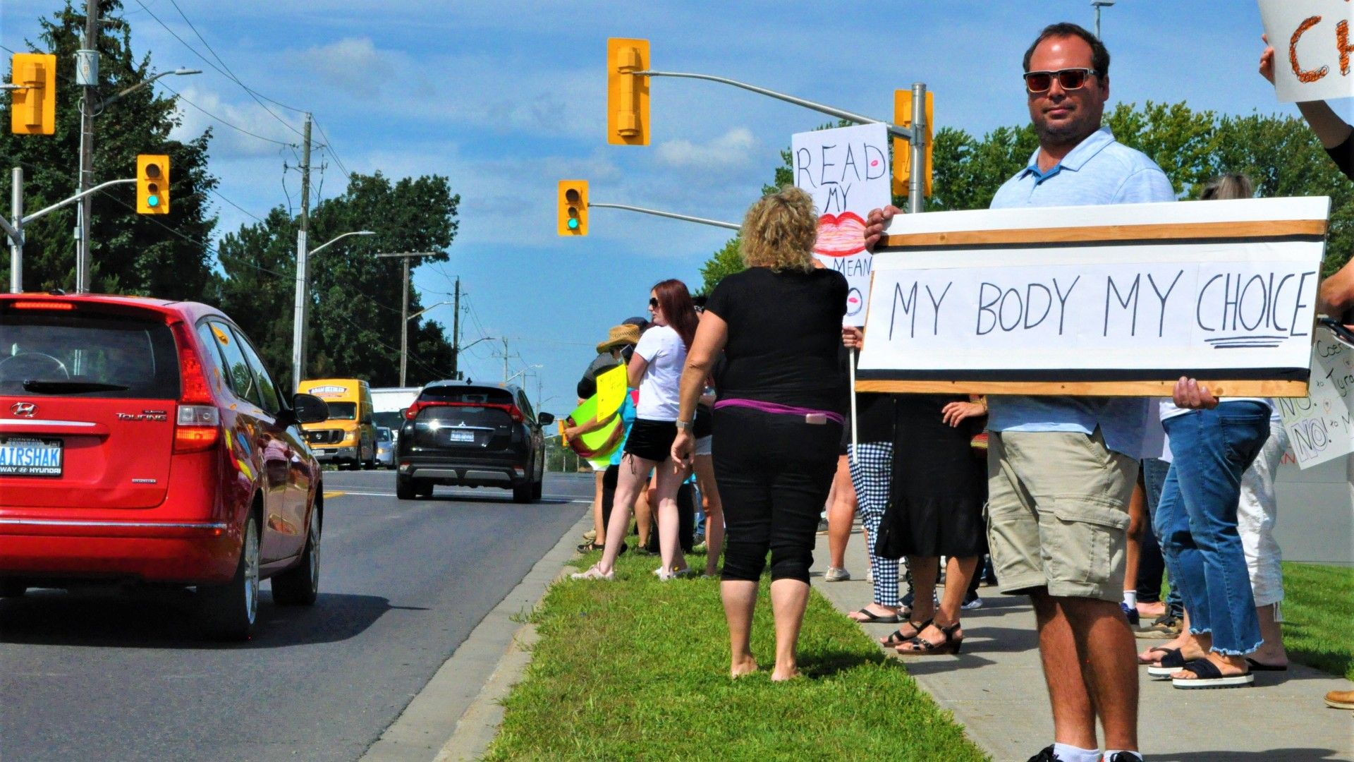 A crowd attends an anti-vaccine mandate protest in front of the in front of the Cornwall Community Hospital in Cornwall, Ont. on Sept. 9, 2021. (Francis Racine / Cornwall Standard-Freeholder / Postmedia Network)