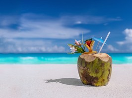 pineapple drink on beach