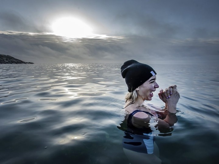  Lisa Kricfalusi takes part in a Lake Ontario cold water plunge at Toronto’s Humber Bay Park, Thursday April 7, 2022. [Peter J Thompson] [National Post/Emma Jones for Healthing]