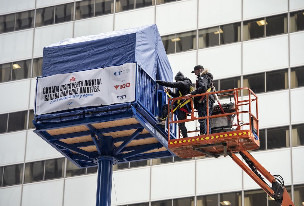 Chris Overholt steps into his 40 foot flagpole home for the next 100 hours raising awareness for the JDRF, Juvenile Diabetes Research Foundation on Toronto’s King Street West at Bay Street, Monday April 4, 2022.  [Peter J Thompson]  [National Post/TBA for National Post]