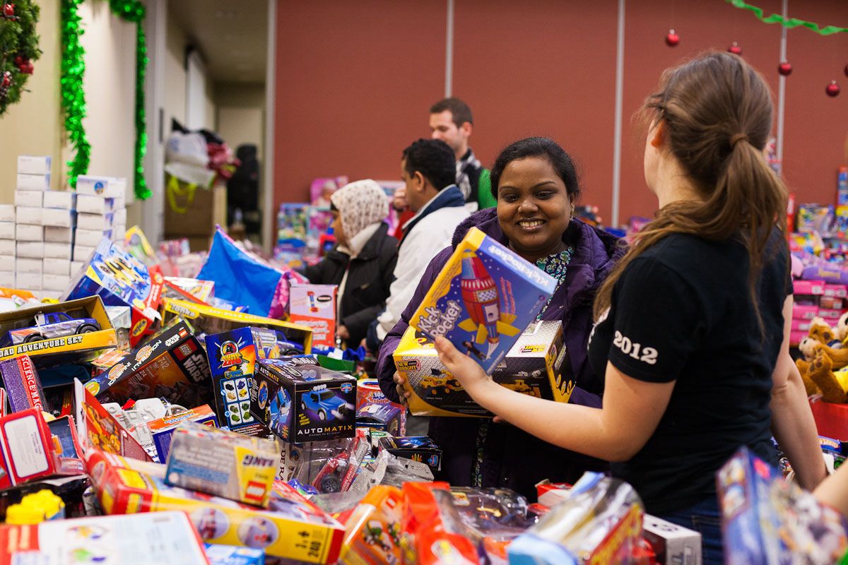 Volunteers helped families pick toys for their kids at Yonge Street Mission (CNW Group/Yonge Street Mission)