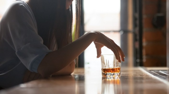Drinking alone when you're young linked to alcohol problems in later life