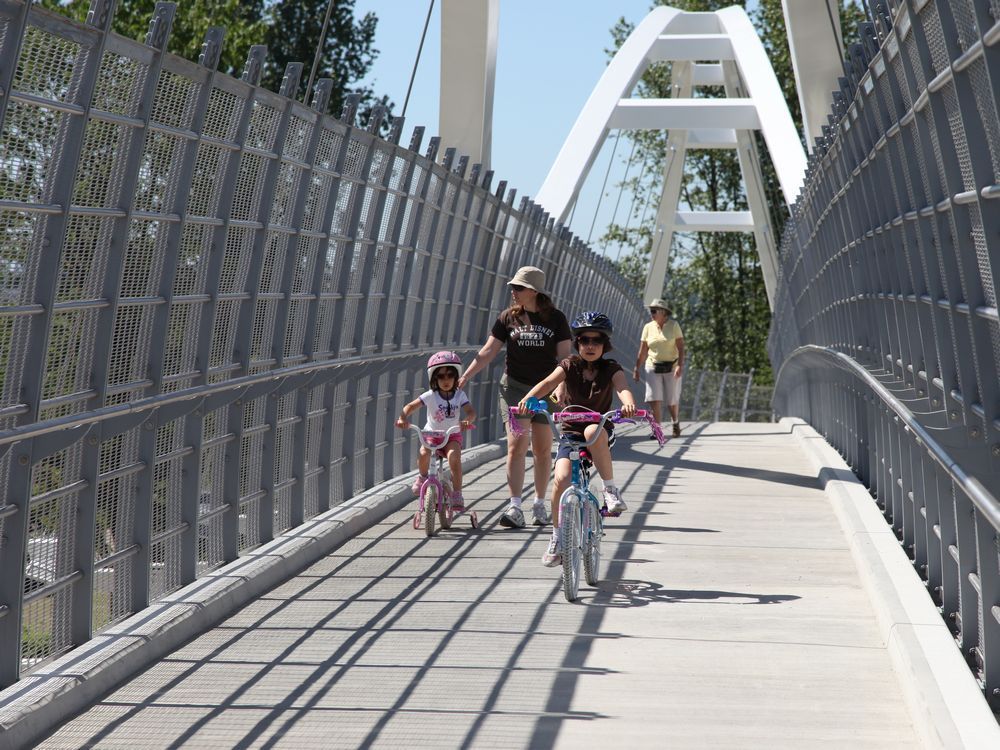 tynehead cycling and pedestrian overpass in surrey.