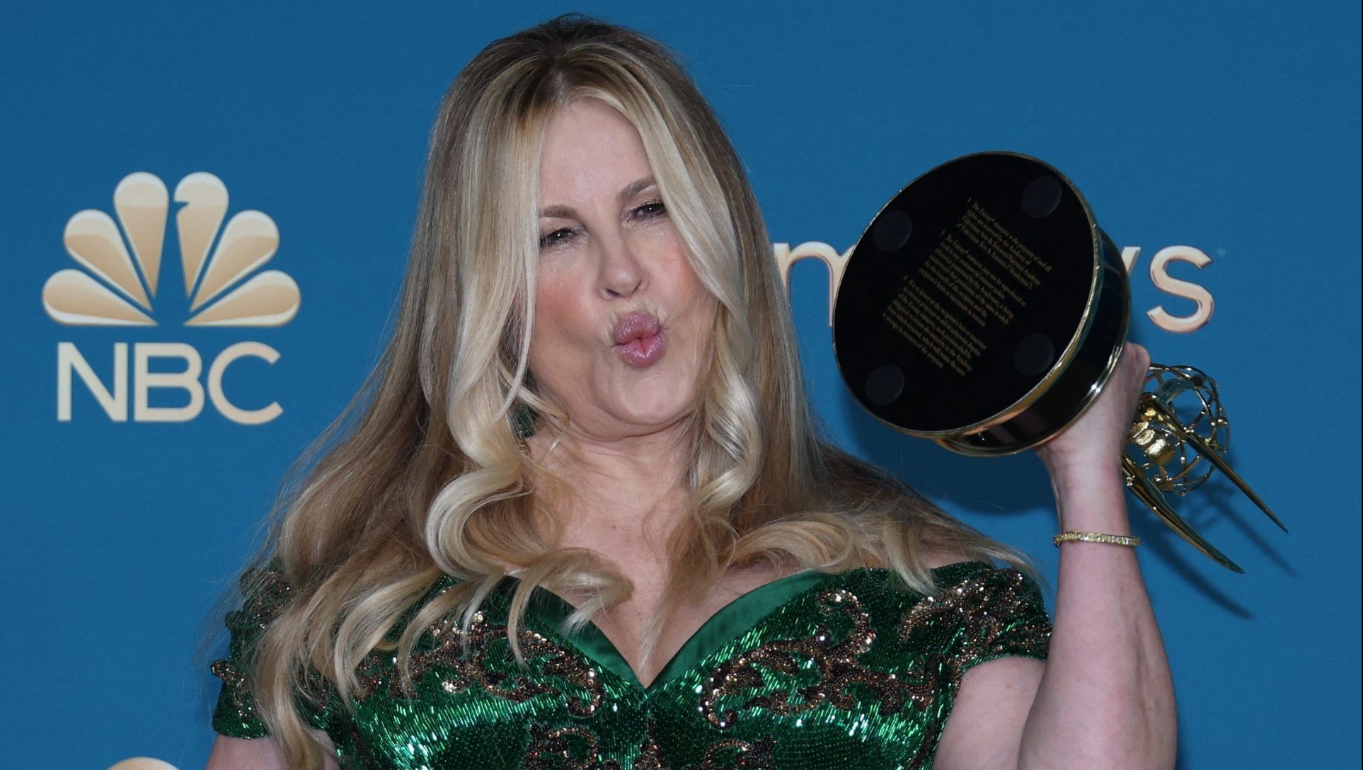 Jennifer Coolidge holds her Emmy for Outstanding Supporting Actress for "The White Lotus" at the 74th Primetime Emmy Awards. REUTERS/Aude Guerrucci