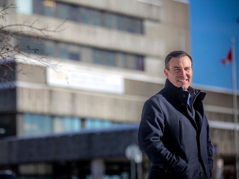 dr. roger zemek, senior scientist at the cheo research institute, and professor and clinical research chair in pediatric concussion at the university of ottawa, is the senior author of a recent study that determined that an early return to school may be associated with a lower symptom burden after suffering a concussion and, ultimately, faster recovery.