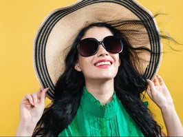 woman with sunglasses and wide-brimmed hat