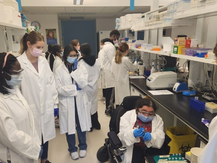  Dr Yuen and his team hosted a lab visit for racialized and underserved students, who are interested in science. The lab visit was part of MINA project (www.theminaproject.ca)