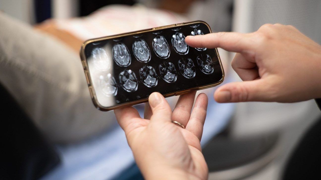 This portable MRI scanner can be controlled using a smartphone.