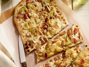 Grilled pizza with Mozzarellissima, grapes and pine nuts