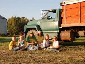 Left to right: 13-year-old Catie, parents Roger and Bonita Bott, 11-year-old twins Jana and Dara. Facebook.